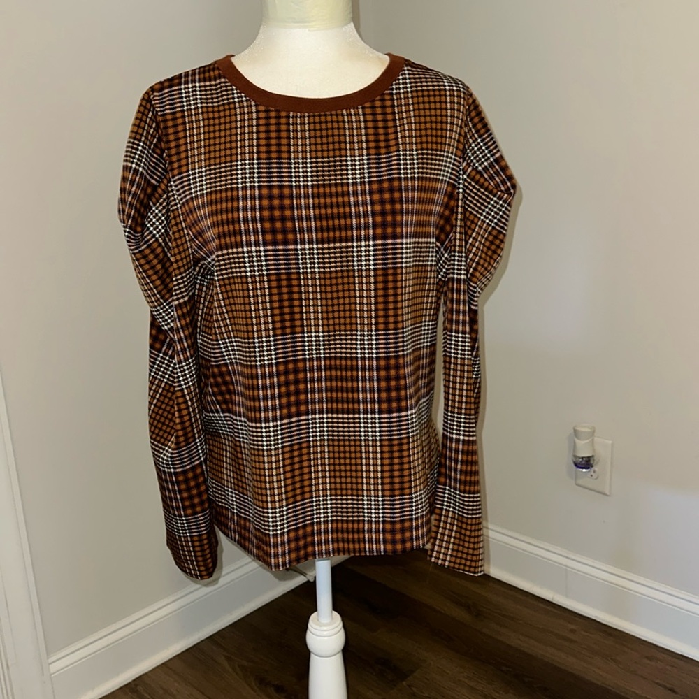 Black Friday long  sleeves Blouse. Size M no tag with the size on it. NWOT.